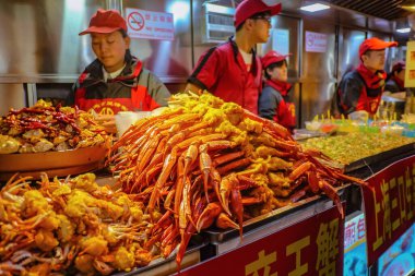 Pekin / Çin - 25 Şubat 2017: Çin Aşçısının Çin 'in Pekin şehrinde wangfujing caddesinde aşçılık ve yerel aşçılık satışı