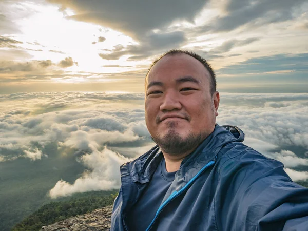 Asian Traveler Take Selfie Beautiful Sunrise Sky Mountain — Stock fotografie