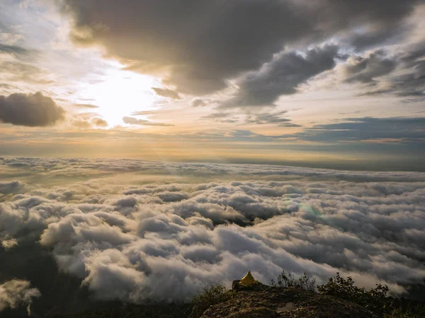 Bella Sunrise Sky Con Mare Della Nebbia Mattino Sul Monte — Foto Stock