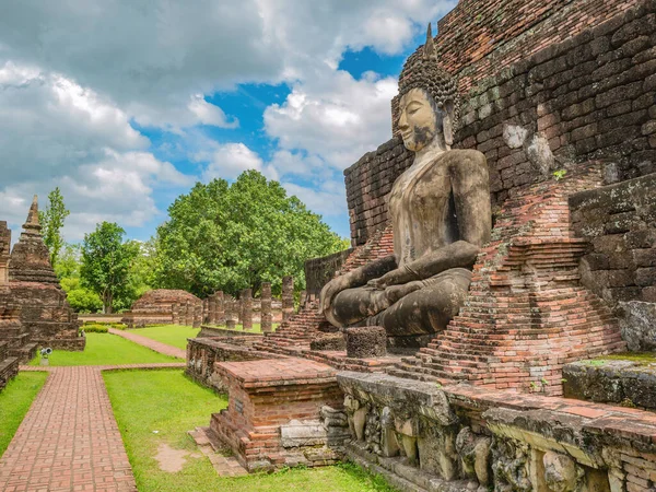Wat mahathat tapınak bölgesindeki Buda heykeli harabesi Sukhothai tarihi parkı, Tayland şehri