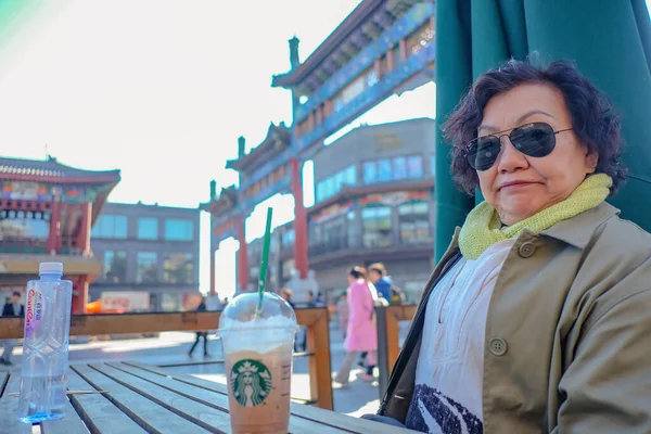 2017年2月26日 スターバックコーヒーを飲むアジアのシニア女性の肖像写真乾門通り北京の有名な通り中国の首都 — ストック写真