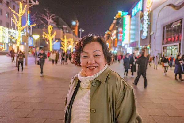 肖像写真アジアの女性旅行者笑顔と中国の首都北京で有名なウォーキングストリートWangfujingに立って — ストック写真