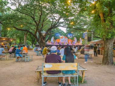 sukhothai / Tayland - 1 Eylül 2018: Tanınmayan Tayland halkı veya turistler 800 yıllık Sukhothai tarihi parkı pazarında rahatlayın. Tayland seyahati