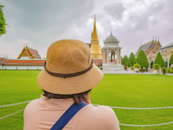 구름이 하늘에 Wat Phrakeaw Temple 여행자의 Wat Phrakeaw Temple 태국의 — 스톡 사진