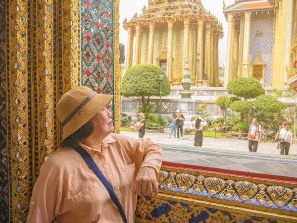 구름이 Wat Phrakeaw 사원의 시니어 관광객의 초상화 Sky Wat Phrakeaw — 스톡 사진