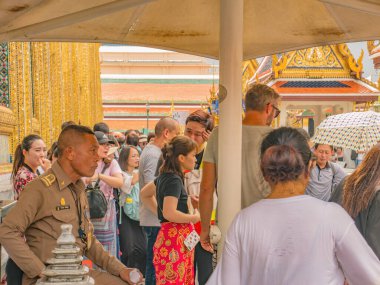 Bangkok / Tayland - 8 Ekim 2018: The Grand Palace 'da yürüyen yabancı Tayland halkı veya turist ve Bangkok City Tayland' daki Wat phrakaew tapınağı