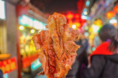 Izgara Domuz Bacağı Sokağı 'nı kapatın. Wangfujing' de yemek, Pekin 'de sokak yemeği, Çin seyahati.