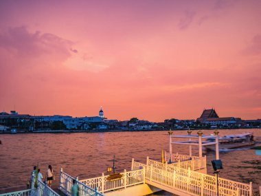 Bangkok Şehri 'nin CityScape' si ve Tayland 'ın Bangkok şehrinde Güzel Günbatımı ile Chao Phraya Nehri