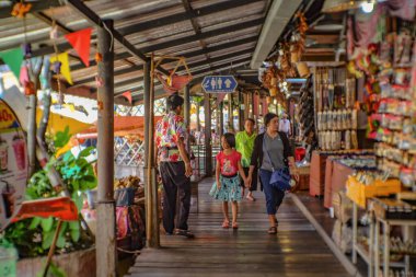 Chonburi / Tayland - 17 Haziran 2017: Bilinmeyen Tayland Halkı Pattaya Yüzen Pazarında Yürüyor. Chonburi Tayland Seyahati