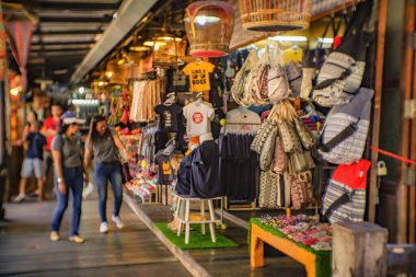 Chonburi / Tayland - 17 Haziran 2017: Bilinmeyen Tayland Halkı Pattaya Yüzen Pazarında Yürüyor. Chonburi Tayland Seyahati