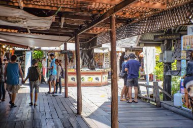 Chonburi / Tayland - 17 Haziran 2017: Pattaya Suda Yürüyen Piyasada Tanımadığımız Tayland Halkı. Chonburi Tayland Seyahati. Pattaya Yüzen Pazarı, Pattaya yakınlarındaki ünlü yüzen pazar.