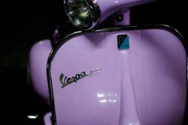 Bangkok / Tayland - 23 Haziran 2017: Klasik Mor Vespa Kapat