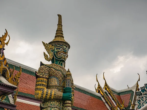 방콕의 템플에 성문을 보호하는 신전은 타이의 갈레노스 수도의 신전이다 — 스톡 사진