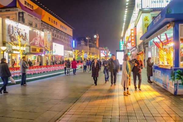 Pequim China Fevereiro 2017 Pessoas Chinesas Desconhecidas Turistin Walking Wangfujing — Fotografia de Stock