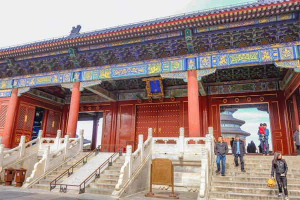 中国北京 2017年2月28日 不认识的中国人或游客在中国北京市天坛门或天坛以中文名字行走 — 图库照片