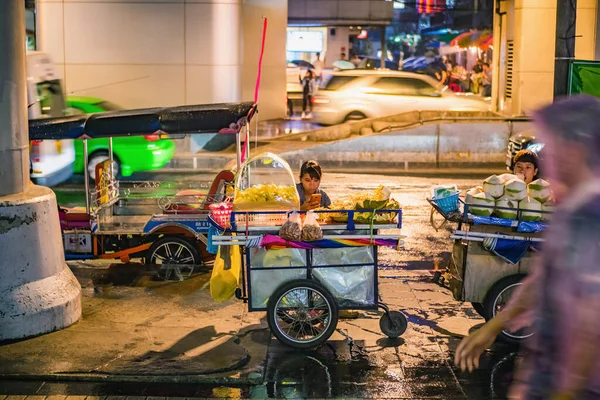 Bangkok Tailândia Julho 2017 Desconhecidos Tailandeses Stall Vendendo Jaca Passarela — Fotografia de Stock