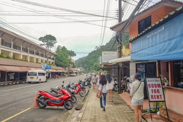 Trat / Tayland - 28 Mayıs 2017: Tanınmayan Tayland Halkı veya Koh chang Adası Trat Tayland 'da Yolda Yürüyen Turist
