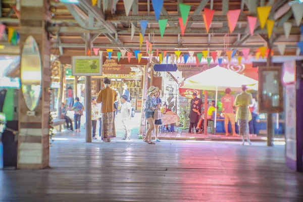 Chonburi Tajlandia Czerwca 2017 Niezaznajomiony Tajlandczycy Walking Pattaya Floating Market — Zdjęcie stockowe