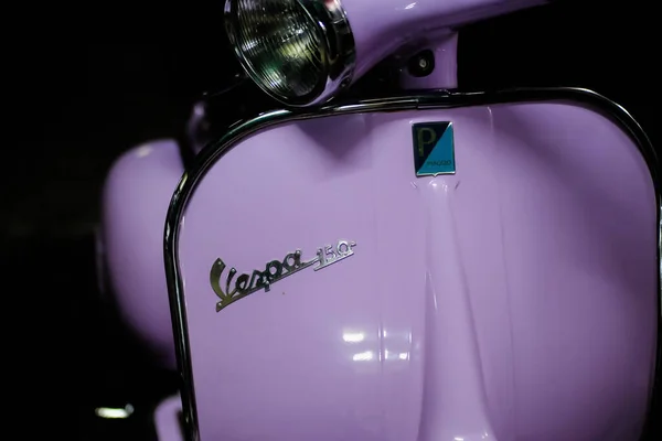 Bangkok / Tayland - 23 Haziran 2017: Klasik Mor Vespa Kapat