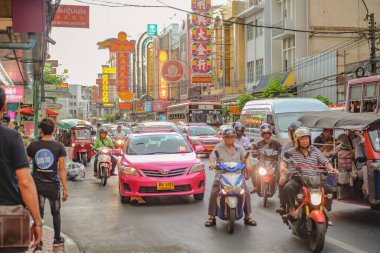 Bangkok / Tayland - 21 Haziran 2017: Bangkok Çin Mahallesi Tayland 'da Tanınmayan Tayland Halkı veya Turist Yürüyüşü, Çin Mahallesi Bangkok Tayland' daki ünlü Sokak Yemeği