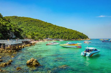 Koh lan Adası 'ndaki Tropikal Idyllic Okyanusu ve Teknesi tatil zamanlarında. Koh lan adası Pattaya kenti yakınlarındaki Tayland 'da bir tatil beldesi.