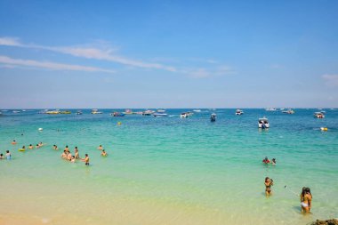 Chonburi / Tayland - 26 Kasım 2016: Tropikal Idyllic Okyanusu 'ndaki Meçhul Turistler ve Koh lan Adası' ndaki tekneler tatil zamanı. Koh lan adası Pattaya kenti yakınlarındaki Tayland 'da bir tatil beldesi.