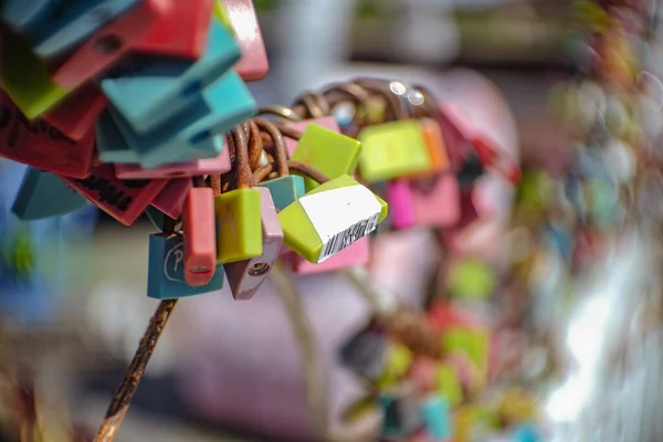 파타야 시장에서 색깔있는 갑문을 닫으라 — 스톡 사진