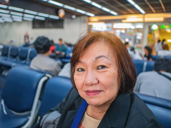 Don Muang Uluslararası Havalimanı Bangkok Tayland 'daki Asya' lı Kıdemli Kadın 'ı kapatın..