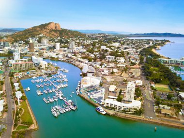 Yacht Club Marina, The Strand ve Castle Hill Townsville liman manzarası