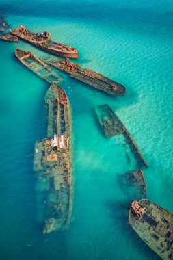 Tangalooma Wrecks, kasıtlı olarak 1963 yılında Moreton Island kıyı şeridi boyunca küçük tekneler barınak çapa böylece bir Breakwall oluşturmak için battı edildi 15 Buhar tahrik mavna için kullanılan