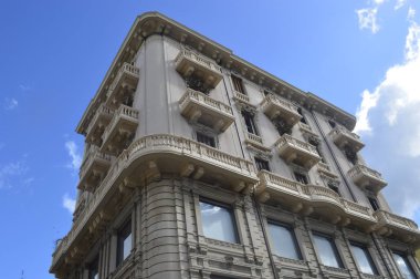 güzel mavi gökyüzü arka plan üzerinde bina 