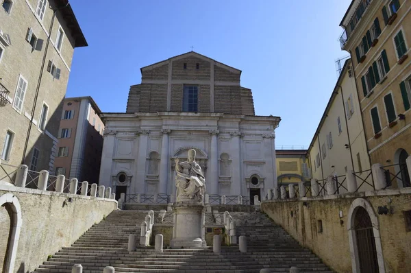 罗马教皇的雕像在安科纳 意大利在教会前面 — 图库照片