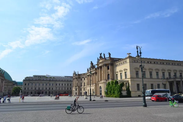 2018年7月 女孩骑自行车在柏林的城中城在柏林歌剧院前面 — 图库照片
