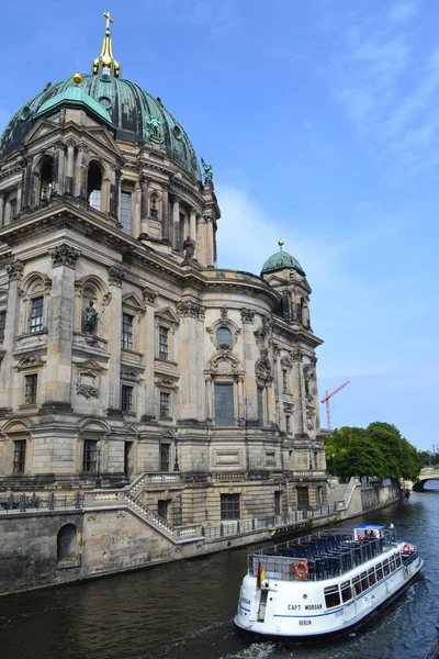 Berlin, Almanya, Temmuz 2018: nehir Spree yakın Berlin Katedrali üzerinde akan turistik gemi
