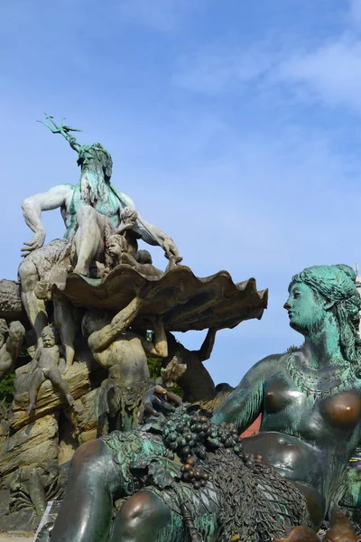 Neptunbrunnen Fontána Zobrazující Římské Vody Bůh Neptun Obklopen Čtyřmi Ženami — Stock fotografie