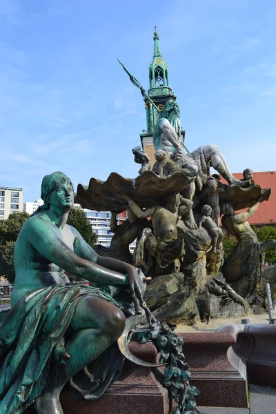 Neptunbrunnen Fuente Que Representa Dios Del Agua Romana Neptuno Rodeado — Foto de Stock