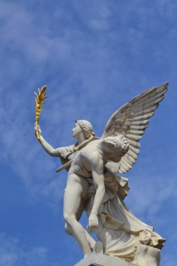 Antik tanrı heykelleri ve mavi gökyüzünün arka planında mermerden yapılmış kahramanlar.