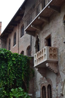 Verona 'da Giulietta' nın balkonunda.