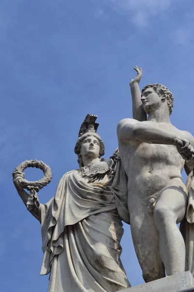 Standbeelden Van Antieke Godin Held Gemaakt Van Marmer Een Achtergrond — Stockfoto