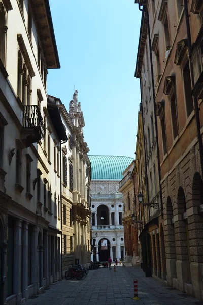 狭窄的街道和维琴察大教堂的景观 — 图库照片
