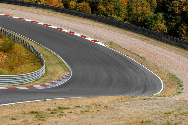Widok Pusty Toru Wyścigowego Czerwono Biały Krawężniki Motorsport Koncepcja Wyścigowa — Zdjęcie stockowe