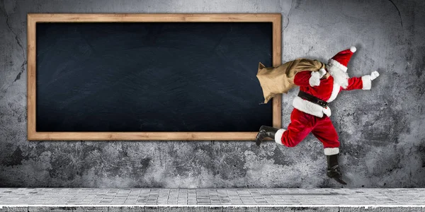 Noel Baba acele bir çanta hediye soyut komik Noel atlama koşma dolu xmas beton billboard boş yazı tahtası arka plan kopya alanı ile