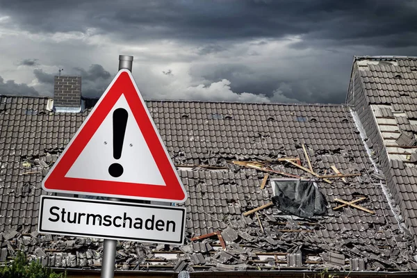 Sturmschaden 英语翻译 注意风暴伤害 在飓风风暴袭来的房屋屋顶前的红色警示标志 — 图库照片