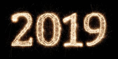 siyah arka plan üzerine izole parlak maytap piroteknik havai fişek numarası 2019 mutlu yeni yıl sylvester kavramı