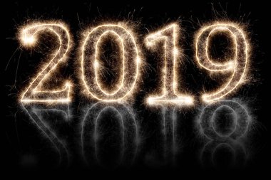 parlak maytap piroteknik havai fişek numarası 2019 208 değiştirmek siyah arka plan üzerine izole mutlu yeni yıl sylvester kavramı