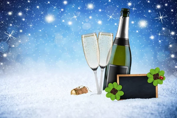 新年あけましておめでとうございますアイスブルー雪夜の星空ボケ背景シャンパン ボトル ガラス コルク空黒板デザイン パターン グリーティング カード — ストック写真