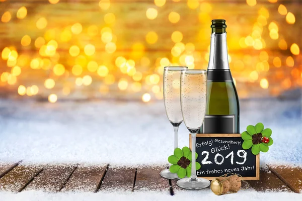 ボトル シャンパン グラス コルクと黒板ドイツ Frohes ノイエス ヤール 2019 挨拶の挨拶付き 新年あけましておめでとうございます — ストック写真