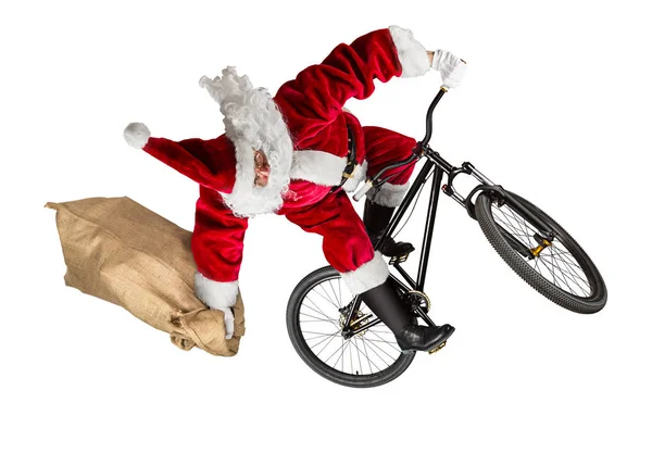 疯狂的圣诞老人跳上污垢山地自行车与黄麻麻布袋孤立抽象圣诞有趣的运动白色背景 — 图库照片
