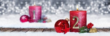 advent kırmızı mum ile gümüş panorama bokeh arka plan kar öndeki ahşap plakalar altın metal birinci ikinci Pazar günü