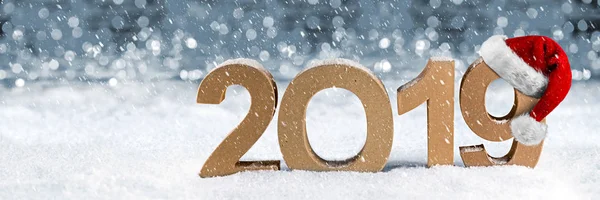 2019 新年あけましておめでとうございますクリスマス広いパノラマ グリーティング カード番号サンタ クロース帽子シンボル レタリング木製雪の銀の背景ライト コンセプト — ストック写真